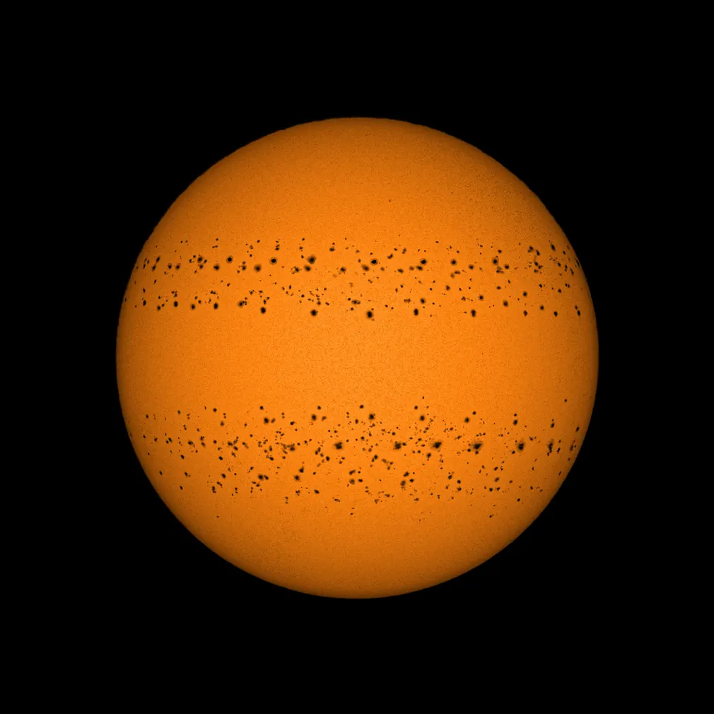 Mukherjee tomó imágenes del sol durante 365 días entre el 25 de diciembre de 2020 y el 31 de diciembre de 2021, con solo 6 días perdidos, combinando las imágenes para crear una sola toma