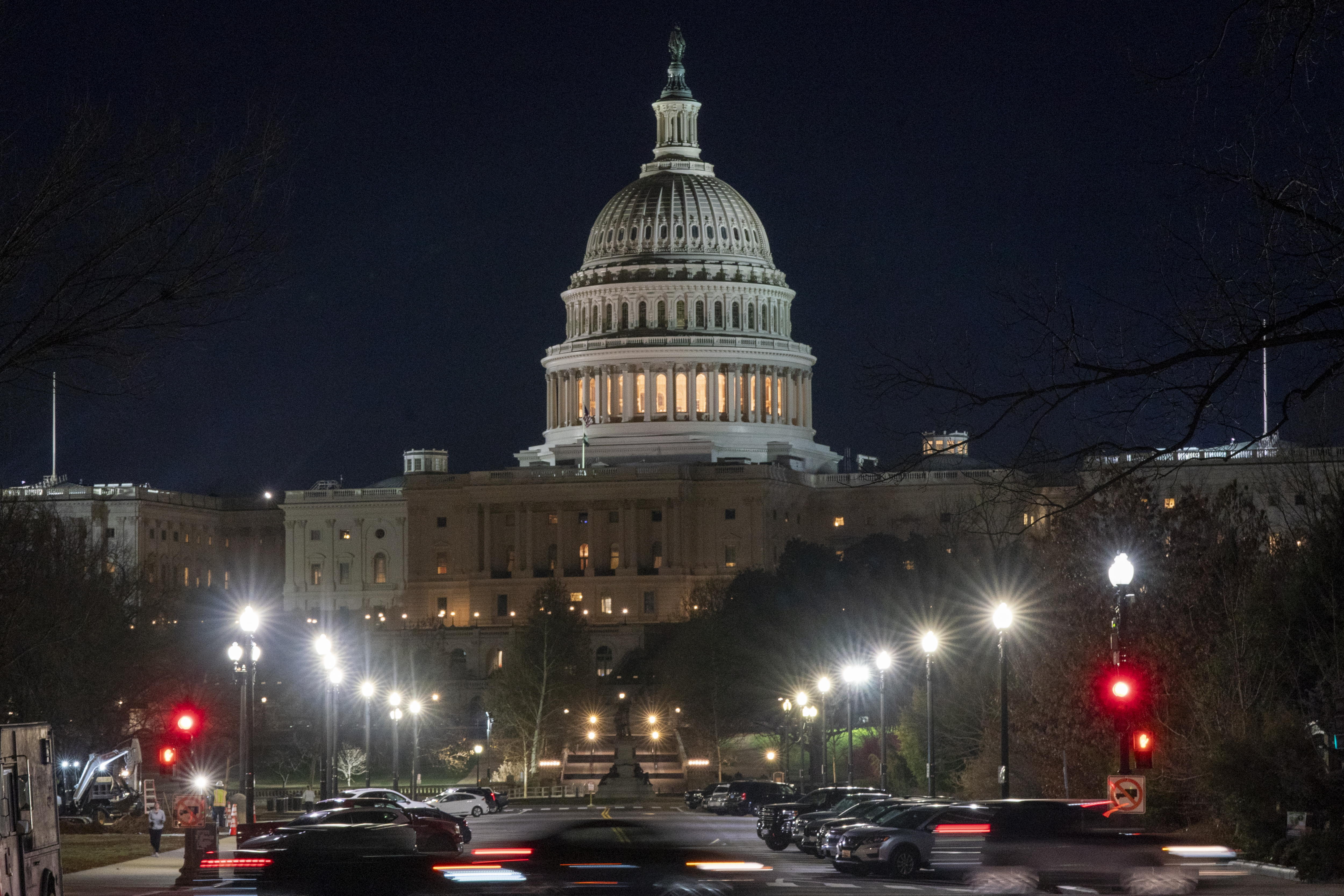 Washington (United States), 07/02/2024.- Sunrise at the US Capitol in Washington, DC, USA, 07 February 2024. Congress resumes work on 07 February after Senate Minority Leader Mitch McConnell scrapped the bipartisan border security deal, the House defeated a standalone 17.6 billion USD Israel aid package, and House Republicans fell short on a vote to impeach Homeland Security Secretary Alejandro Mayorkas, casting doubt on Speaker of the House Mike Johnson's ability to lead. EFE/EPA/SHAWN THEW