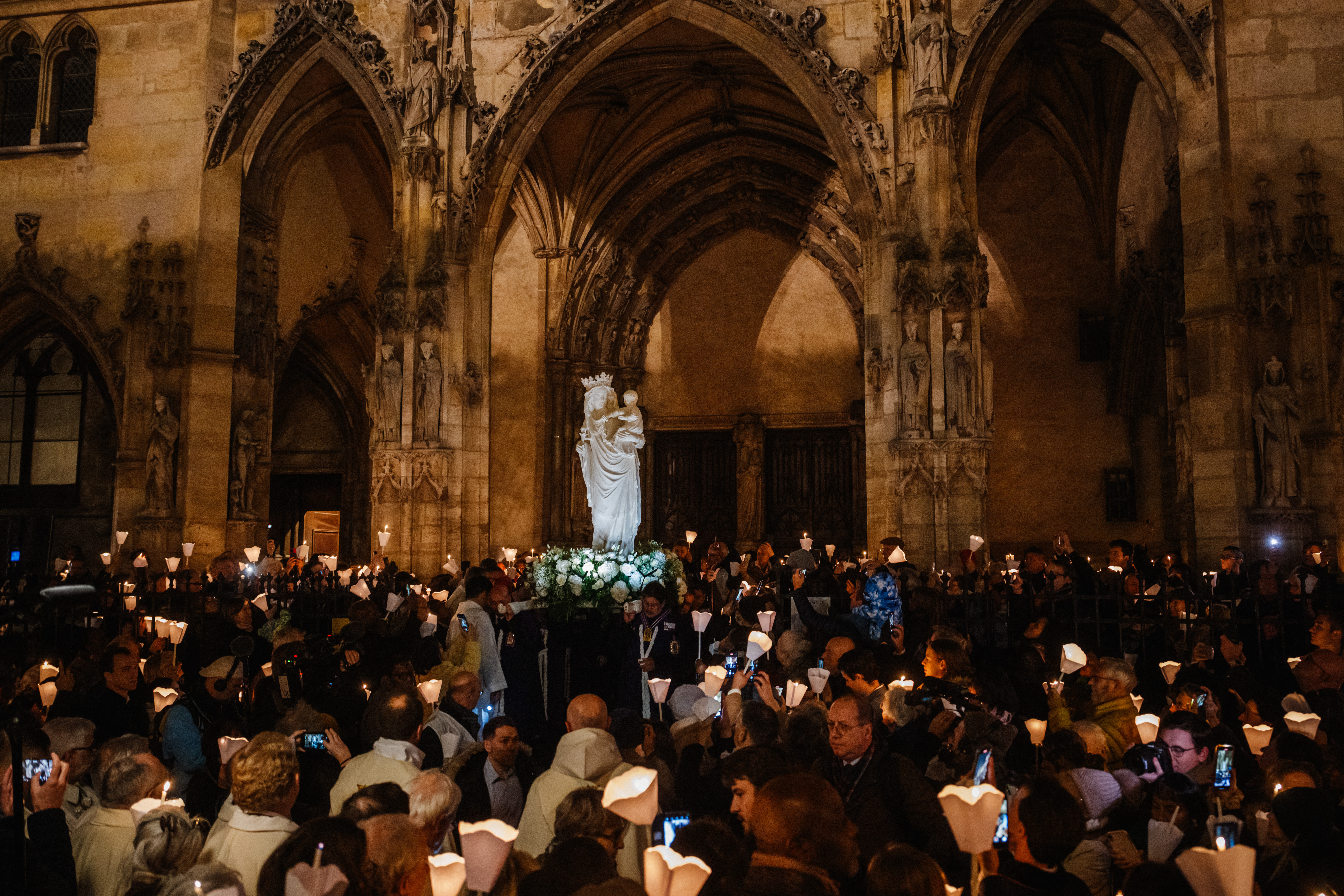 Una simbólica talla de la Virgen vuelve a la catedral de Notre Dame