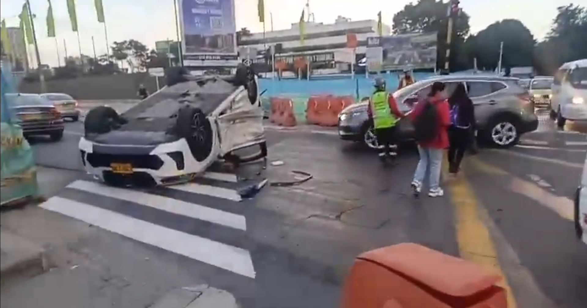 Fuerte choque en la calle 100 terminó con carro volcado: investigan exceso de velocidad