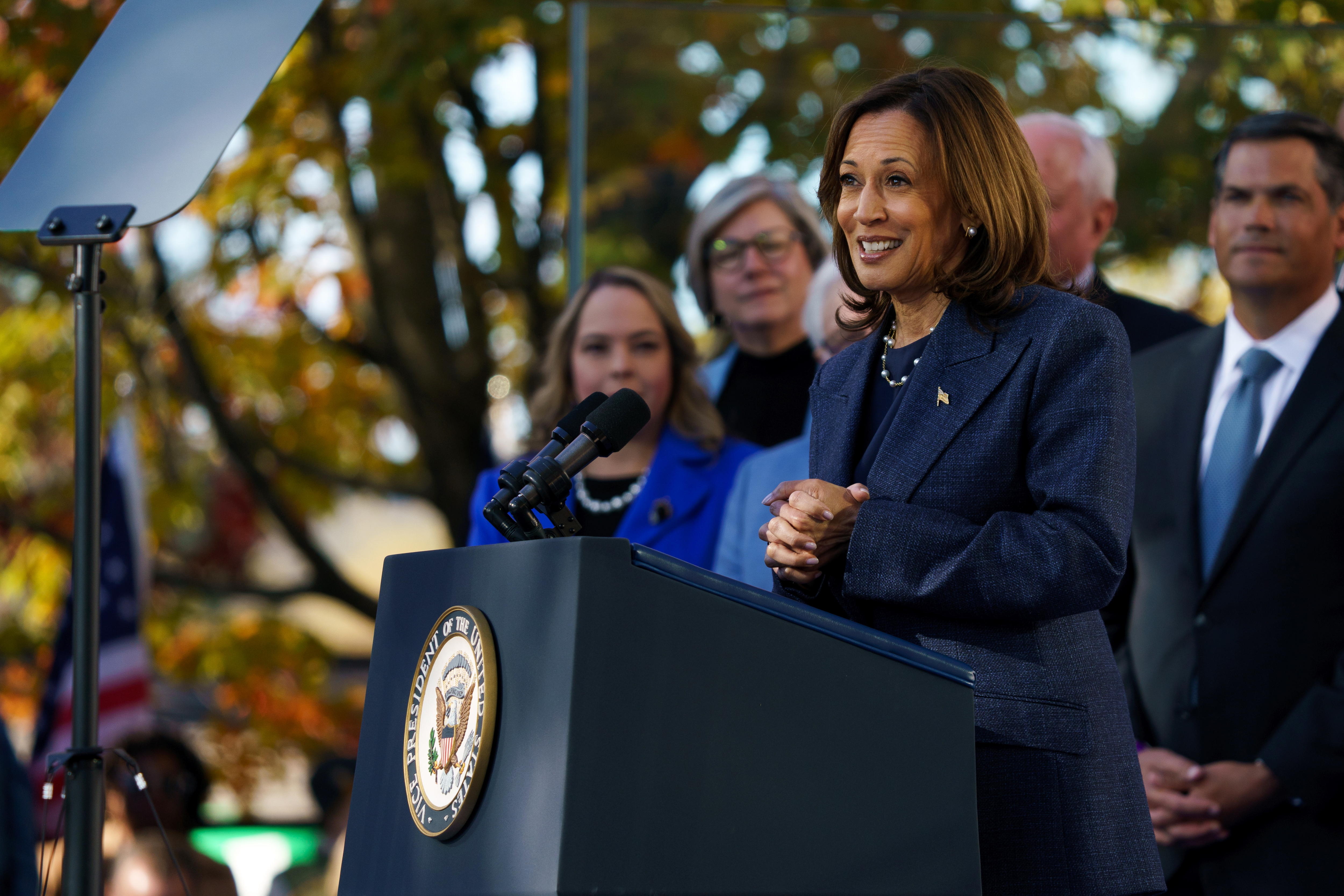 Harris apunta a los menores indocumentados para prevenir los peligros de Trump