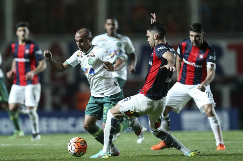 El jugador Matías Caruzzo (d), de San Lorenzo, disputa el balón con Gil (i), de Chapecoense, de Brasil. / EFE