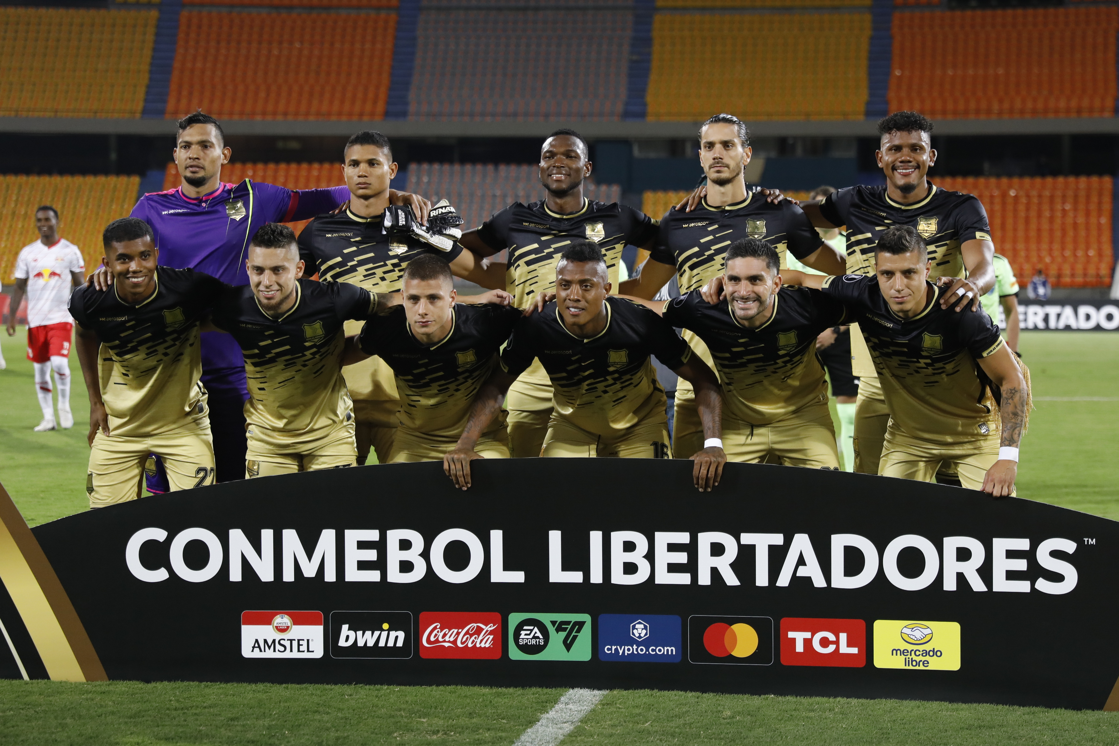 AMDEP7304. MEDELLÍN (COLOMBIA), 20/02/2024.- Jugadores de Águilas Doradas posan este martes, en un partido de la Copa Libertadores entre Águilas Doradas y RB Bragantino en el estadio Atanasio Girardot en Medellín (Colombia). EFE/ Luis Eduardo Noriega A.