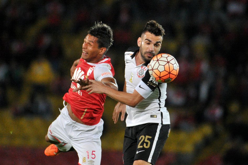 Santa Fe empató con Corinthians y dejó en duda su clasificación