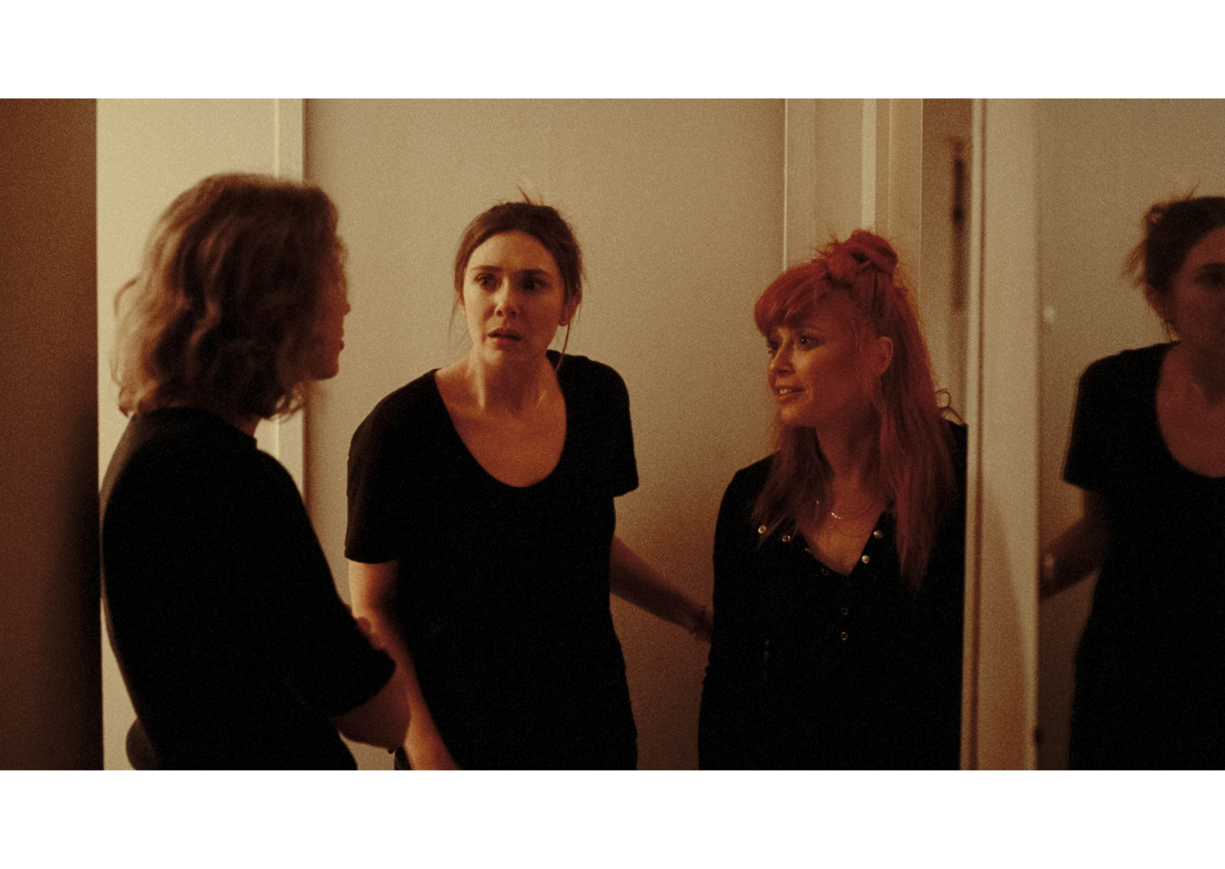 "Las tres hijas," dirigida por Azazel Jacobs, presenta una íntima tragicomedia sobre tres hermanas enfrentando la inminente muerte de su padre, protagonizada por Elizabeth Olsen, Natasha Lyonne y Carrie Coon.