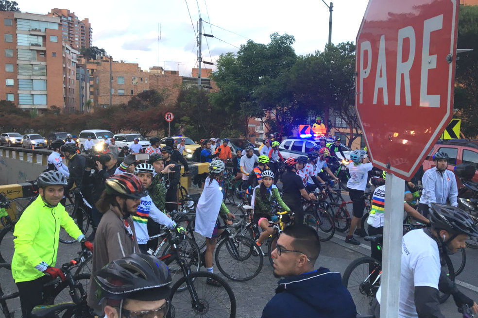 Al menos 900 ciclistas protestan en Bogotá por muerte de biciusuario