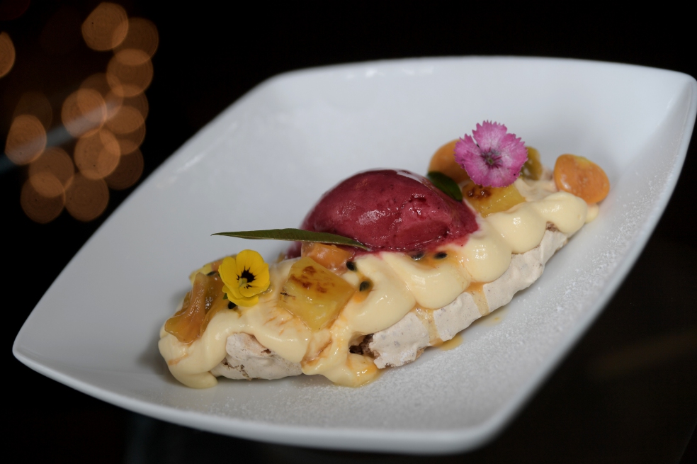 Pavlova de frutas tropicales