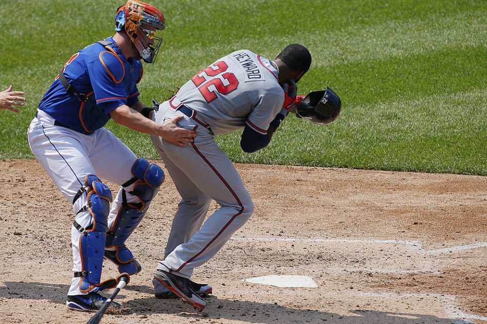 Jugador de béisbol trasladado a un hospital tras recibir pelotazo en la cara