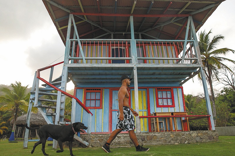 CAPURGANÁ, CHOCÓ - COLOMBIA - MARZO 28: Varias personas se observan mientras realizan sus actividades diarias en el paraíso de Capurganá, ubicado cerca de la frontera con Panamá, en el departamento de Chocó, Colombia, el 28 de marzo de 2022. Ubicado en el Caribe colombiano, en el municipio de Acandí, este remoto pueblo libre del ruido de las grandes urbes es ideal para aventureros que quieren tener un contacto con la selva y, como se dice localmente, perderse del mapa por un rato. ( Juancho Torres - AA )