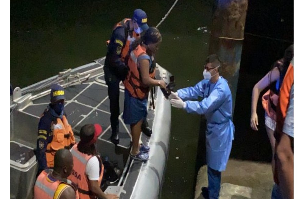 Armada rescata a 13 personas que naufragaron en Tumaco