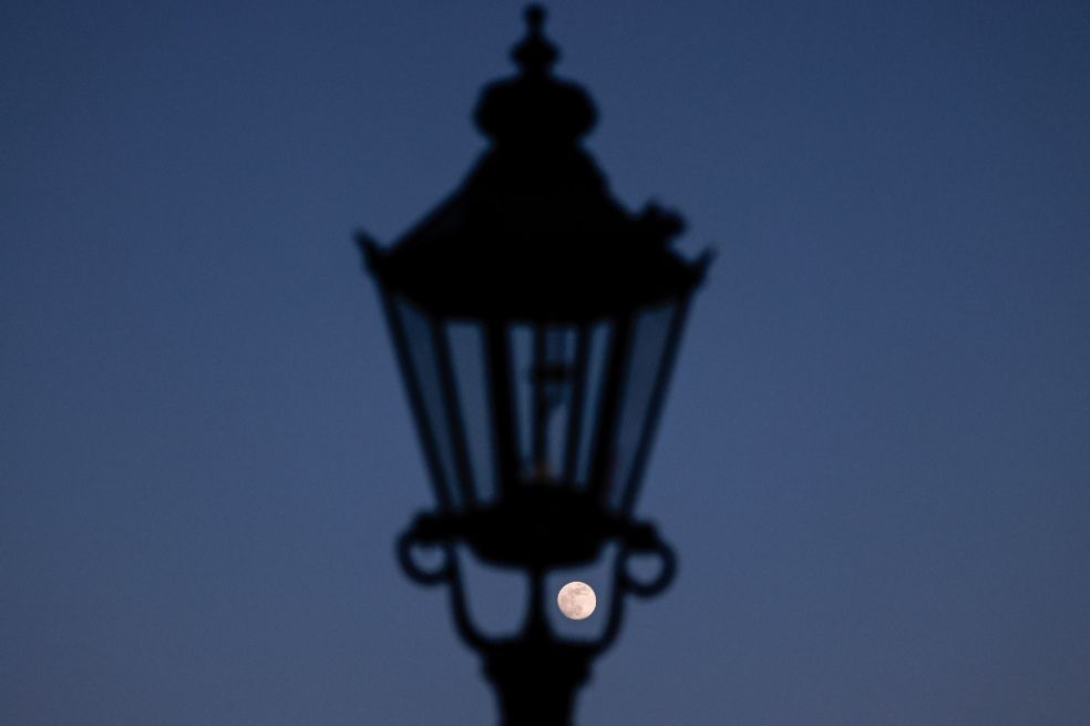 A medida que la Luna va entrando más en la penumbra, el oscurecimiento se vuelve más evidente. En algunos casos, si una gran parte de la Luna entra en la penumbra, se puede observar una diferencia notable en su brillo.