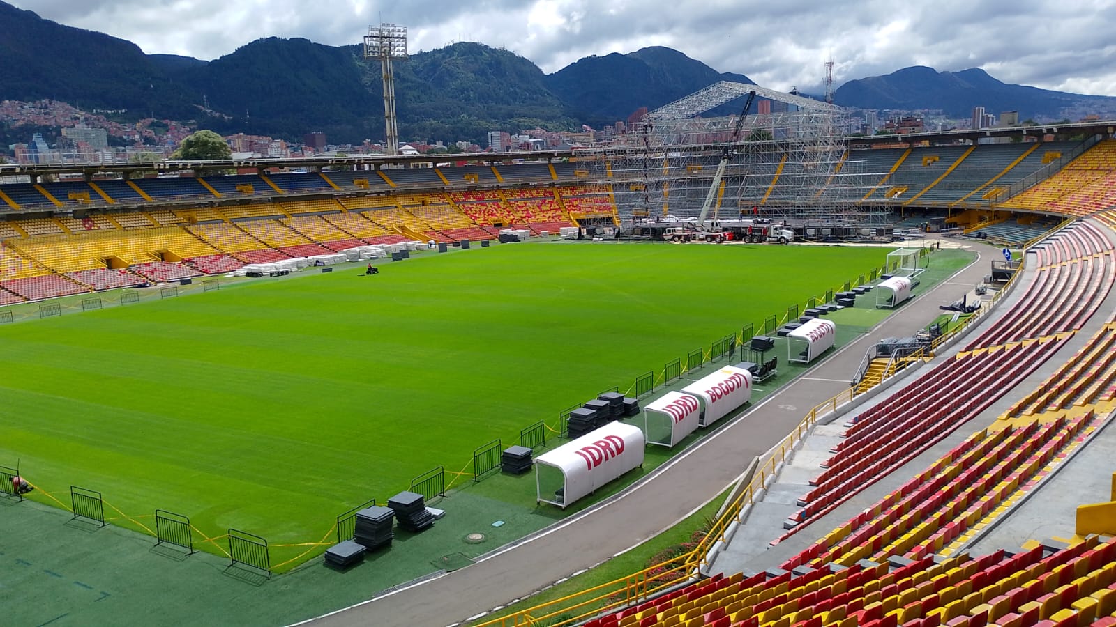 Así quedó la gramilla de El Campín tras el concierto de Iron Maiden