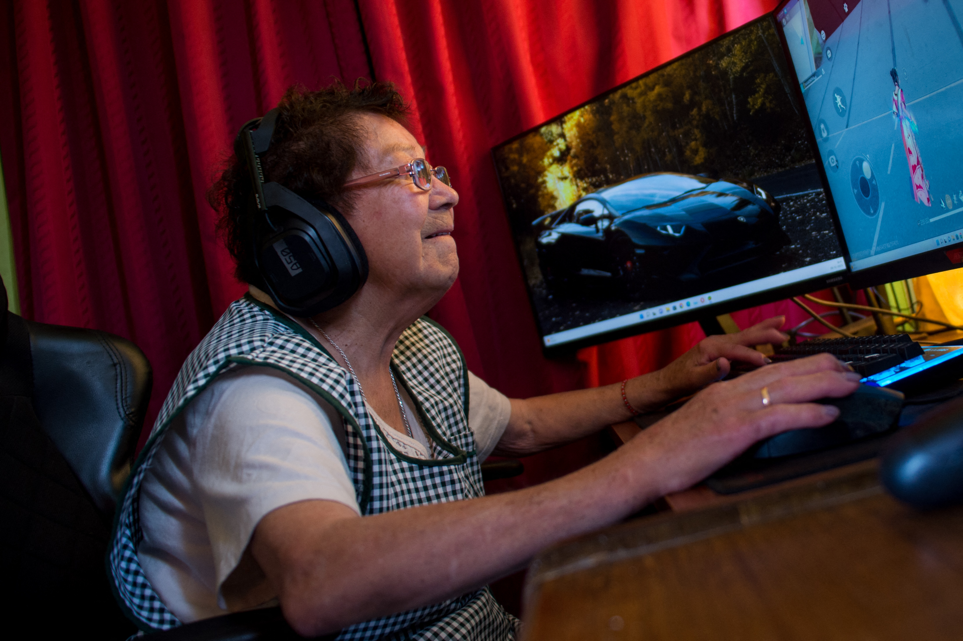 María Elena Arévalo, de 81 años, juega Free Fire, un popular videojuego en línea, en su casa de Llay-Llay, Región de Valparaíso, Chile, el 19 de diciembre de 2023.