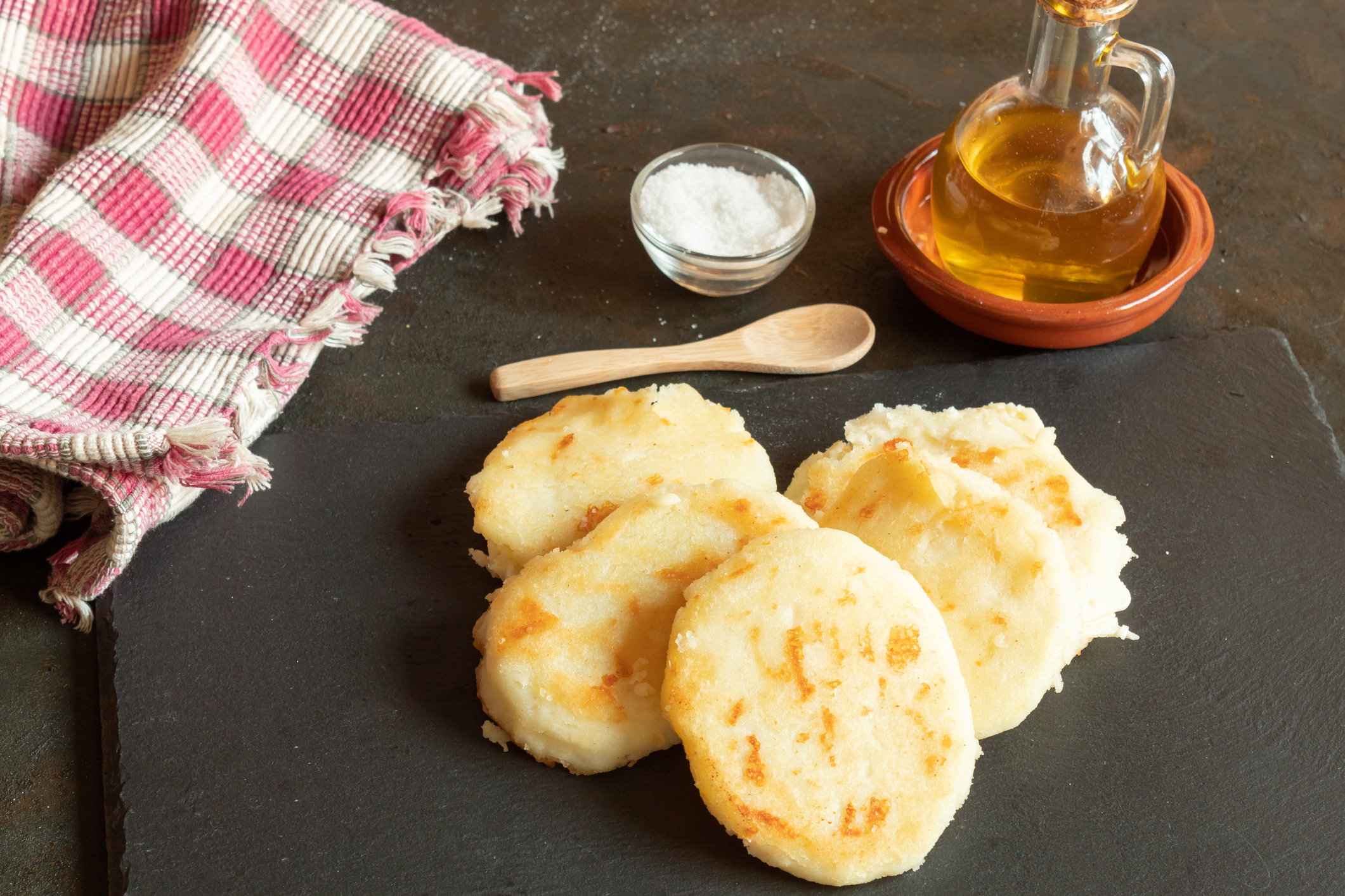 Arepas doble queso suaves y tostaditas: receta tradicional