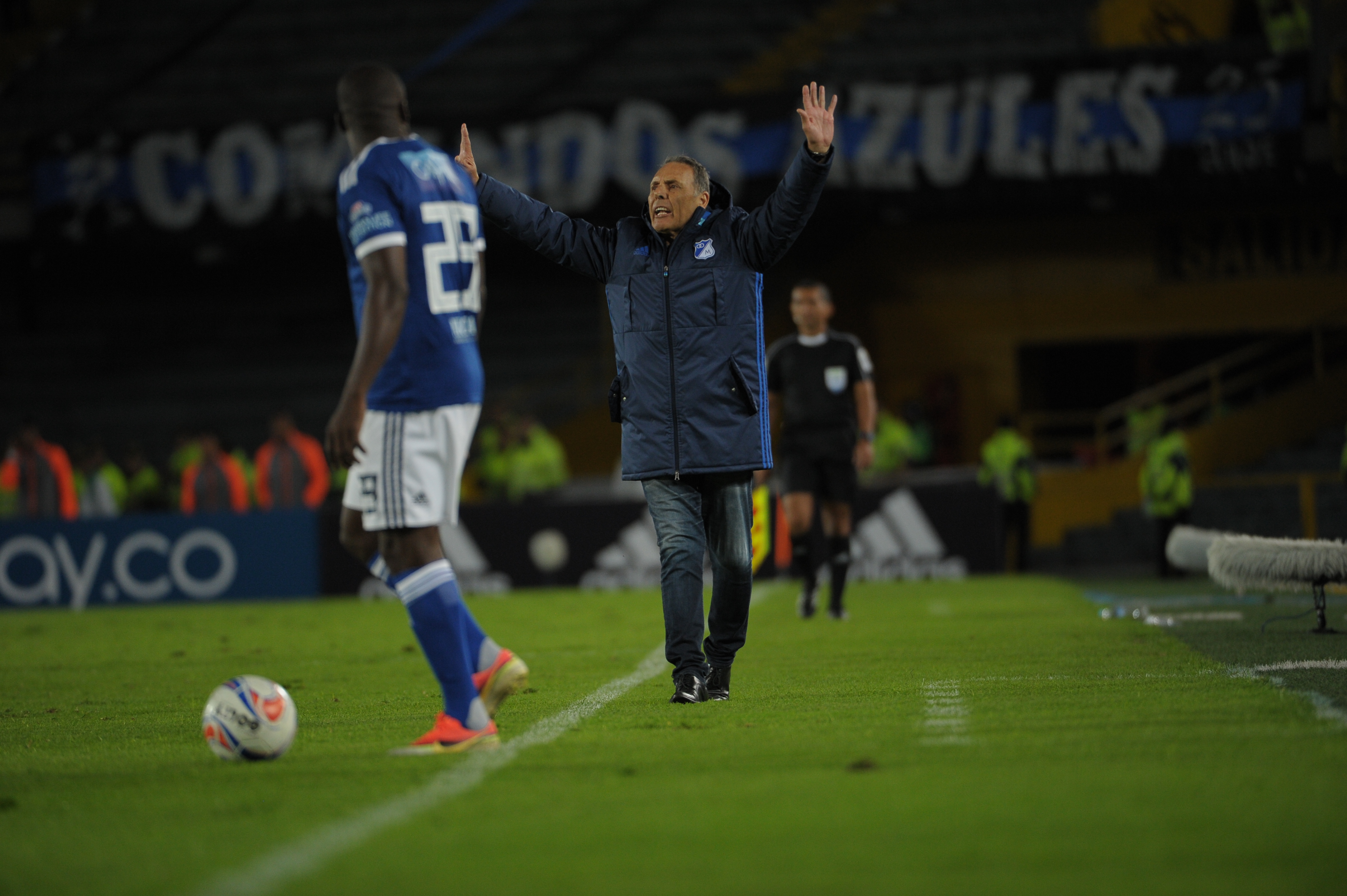 Director técnico argentino que dirige a Millonarios, en el partido ante Envigado por la fecha 16 de la Liga Águila I 2018.