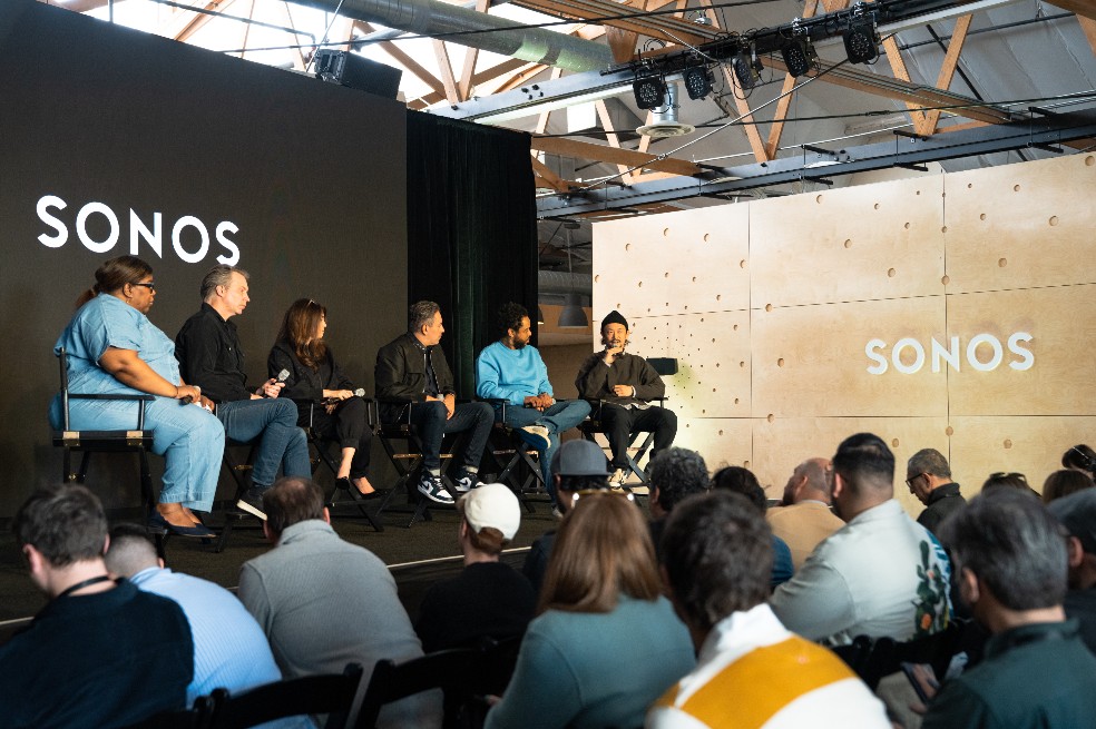 Gilles Martin (segundo, de izquierda a derecha) durante un evento con productores e ingenieros de sonido como Emily Lazar (tercera), Manny Marroquín (cuarto) y Terrace Martin (Quinto).