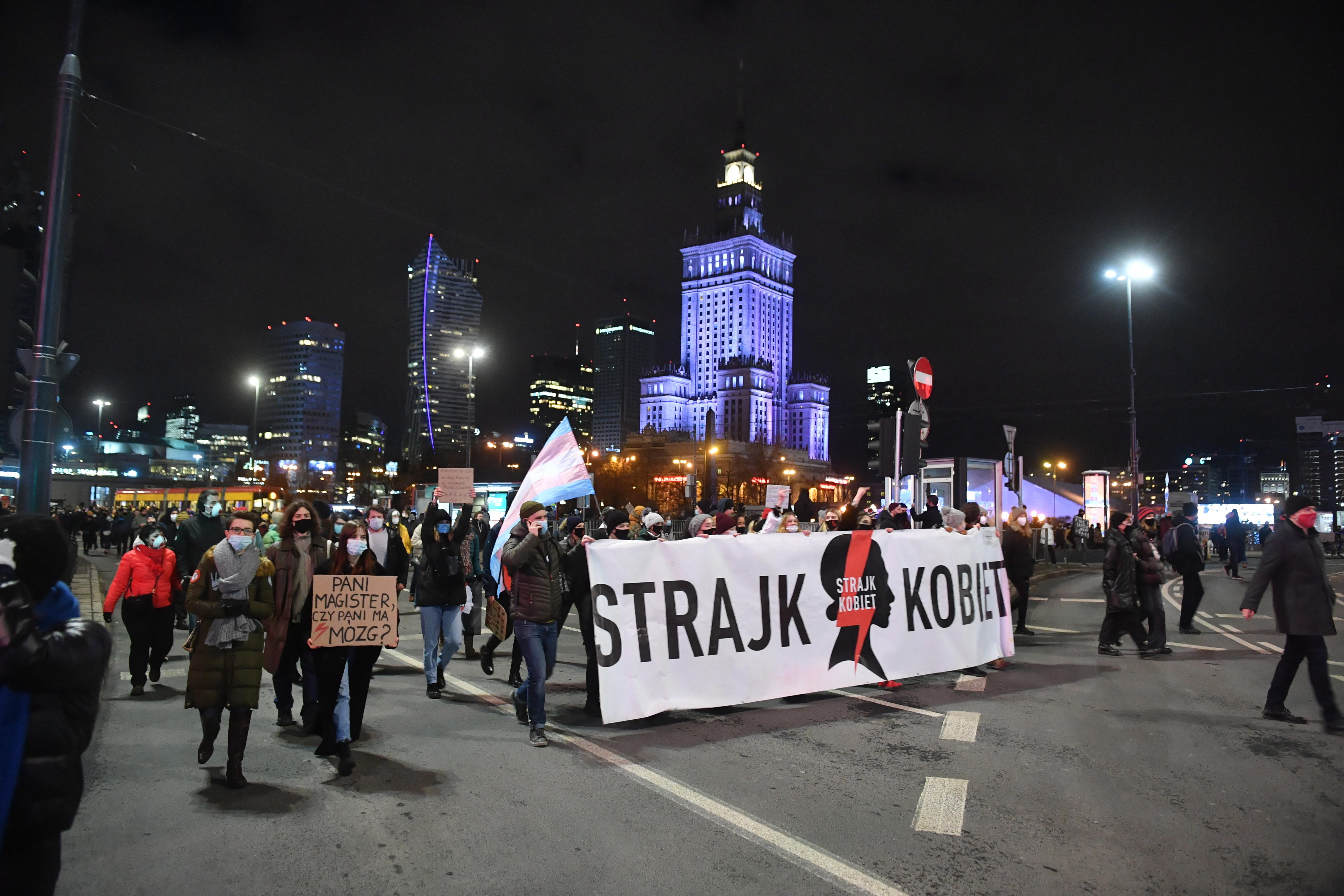 Masivas manifestaciones en Polonia por prohibición casi total del aborto
