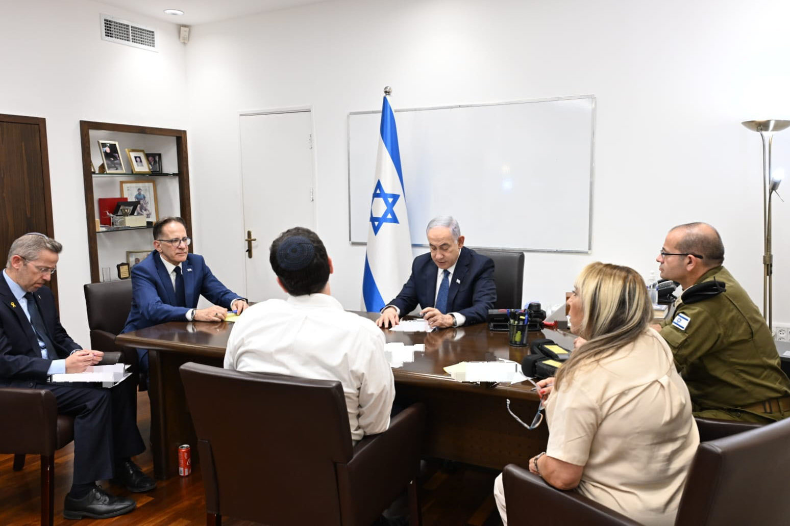 JERUSALÉN (ISRAEL), 30/07/2024.- El primer ministro israelí, Benjamín Netanyahu, se encuentra en una "evaluación de seguridad" en la sede militar de Kirya, en Tel Aviv, tras el ataque de Israel este martes en Beirut, aparentemente dirigido contra el comandante de Hizbulá, Fuad Shukr. El Ejército israelí confirmó haber bombardeado Beirut en una operación dirigida contra el "comandante responsable del asesinato de niños en Majdal Shams" -en referencia al ataque atribuido a Hizbulá el sábado en esa ciudad drusa de los Altos del Golán, en el que murieron 12 menores de entre 10 y 16 años- "y numerosos civiles israelíes". EFE/GPO/Haim Zach SÓLO USO EDITORIAL, PERMITIDO SU USO SÓLO EN RELACIÓN A LA INFORMACIÓN QUE APARECE EN EL PIE DE FOTO (CRÉDITO OBLIGATORIO)