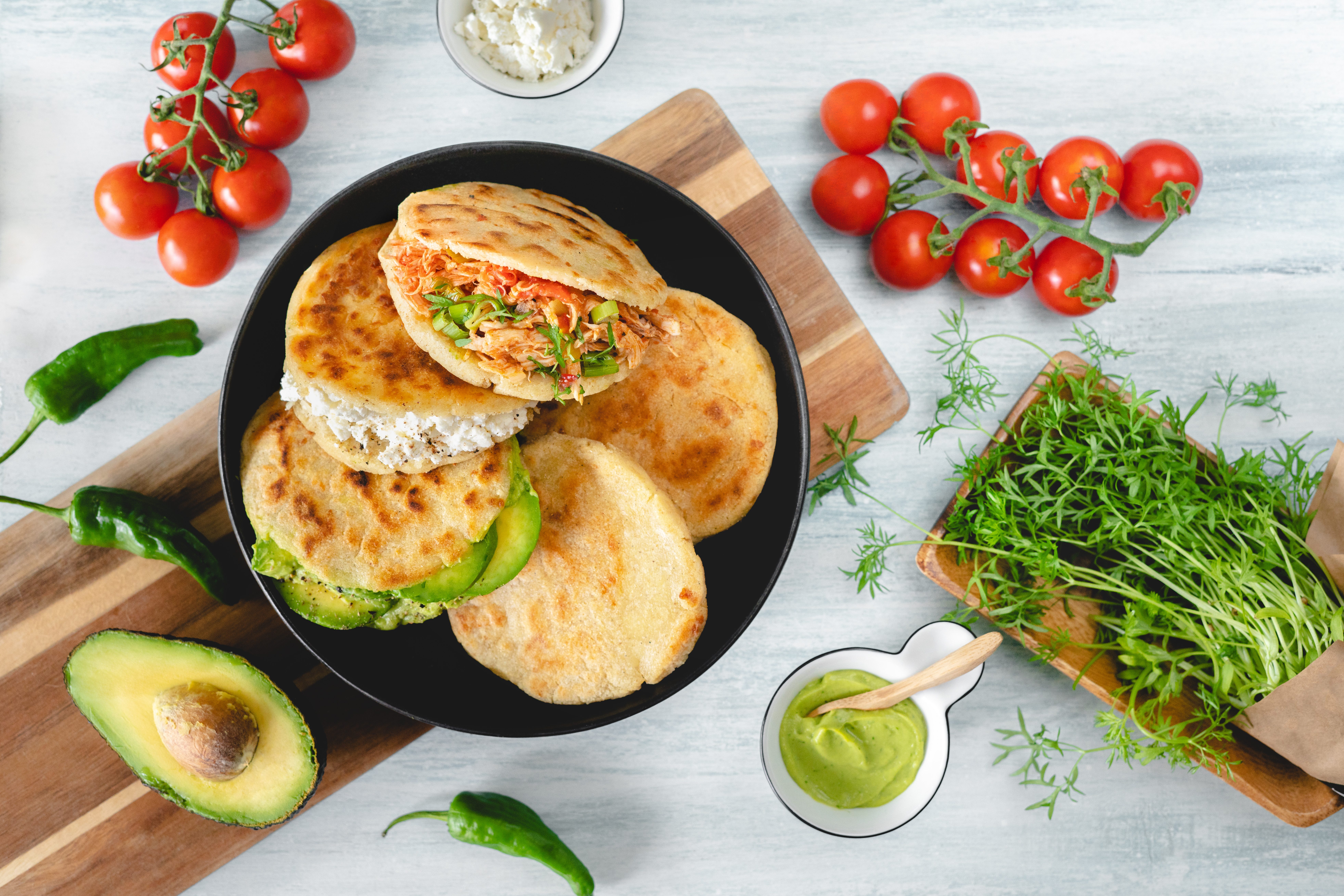 Arepas rellenas con pollo, vegetales y guacamole