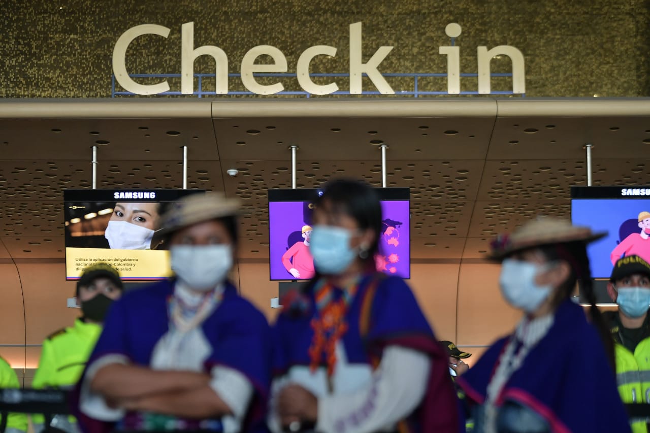 indígenas en el aeropuerto El Dorado