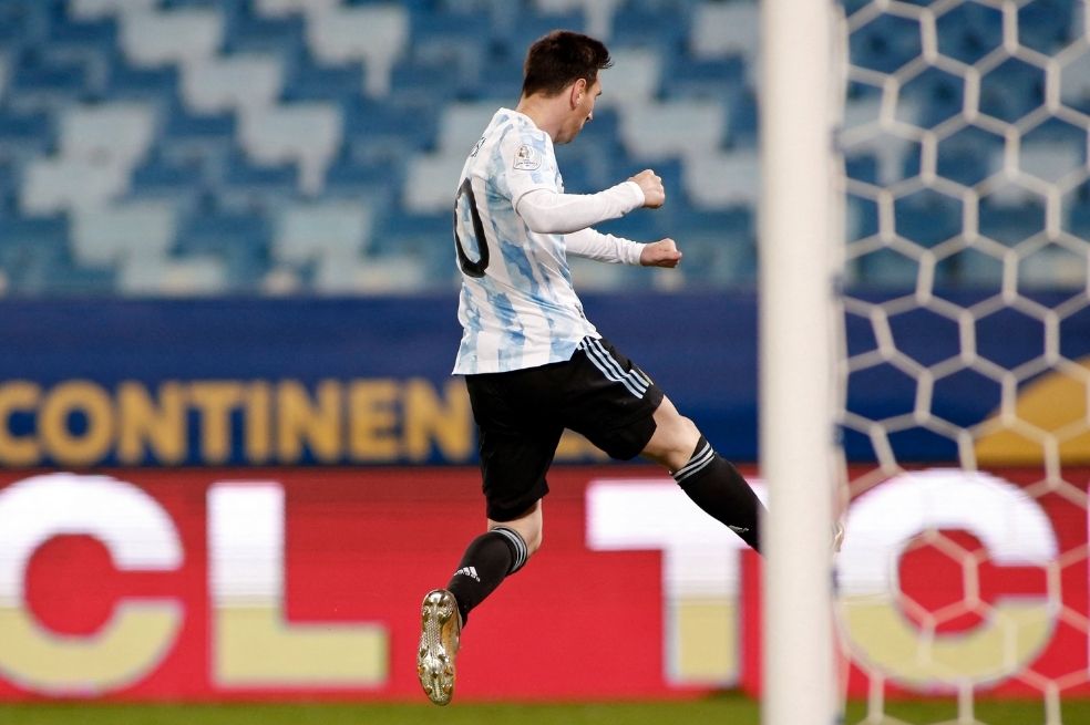 Argentina aseguró el liderato del Grupo A con doblete de Lionel Messi