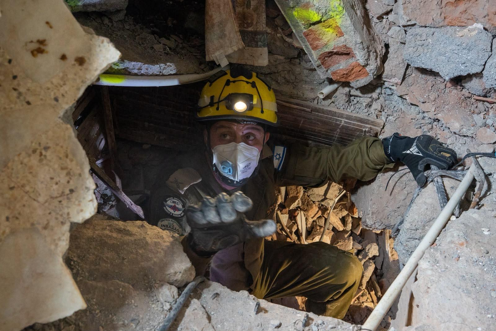 Miembros de la delegación israelí trabajan en las labores de búsqueda y rescate en Cali.