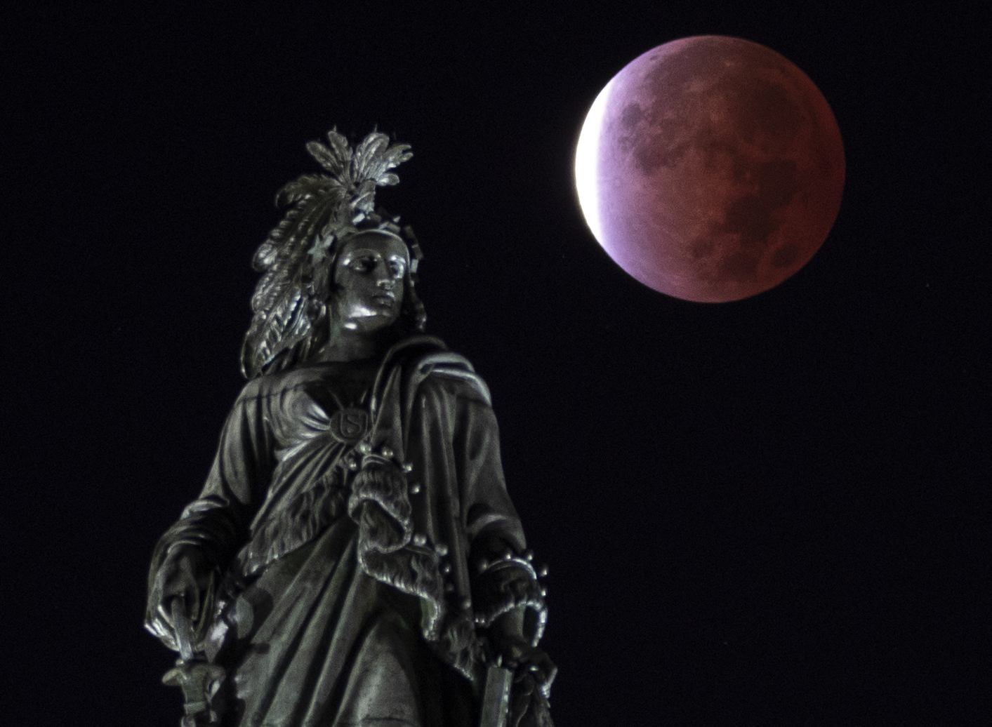 Las increíbles fotos del último eclipse lunar del 2021. Así se vio en el mundo