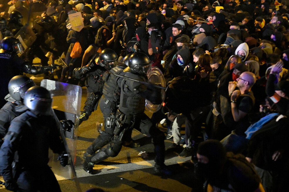 Las protestas violentas de Cataluña alejan a los Gobiernos español y catalán