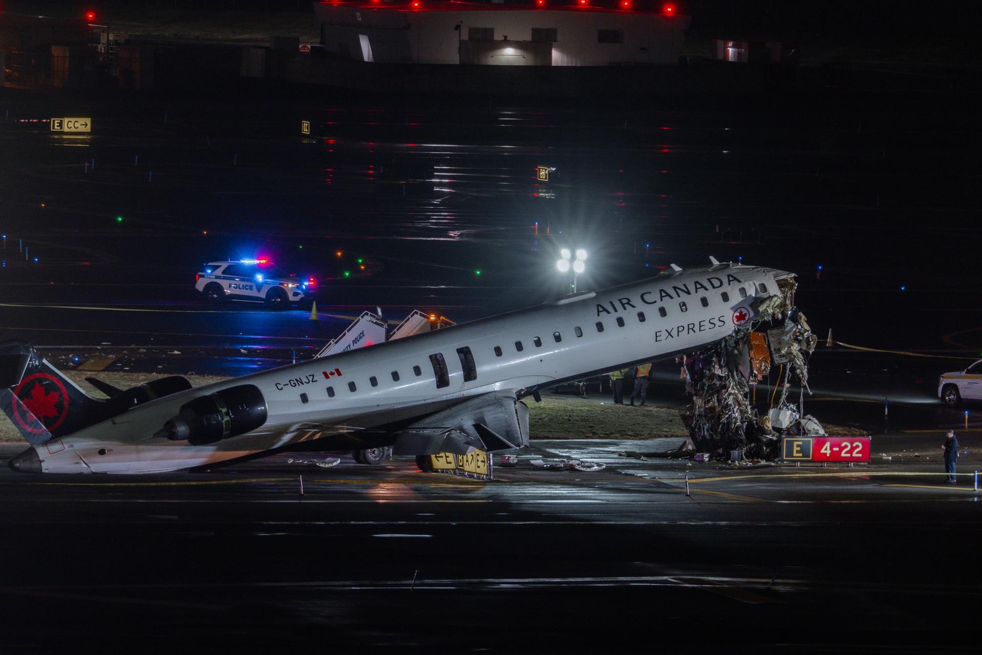 Avión de Air Canada Express choca contra camión en Nueva York y deja dos muertos