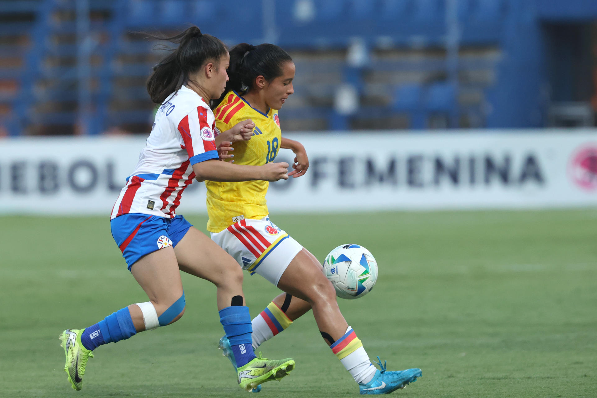 AME4476. VILLA ELISA (PARAGUAY), 12/02/2026.- Luz Cardozo (i) de Paraguay disputa un balón con Katerine Osorio de Colombia este jueves, en un partido del Sudamericano Femenino Sub-20 entre Paraguay y Colombia en el estadio Luis Alfonso Giagni en Villa Elisa (Paraguay). EFE/ Juan Pablo Pino