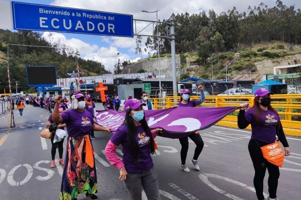 Desprotegidas, las migrantes esperan que Colombia y Ecuador abran su frontera pronto