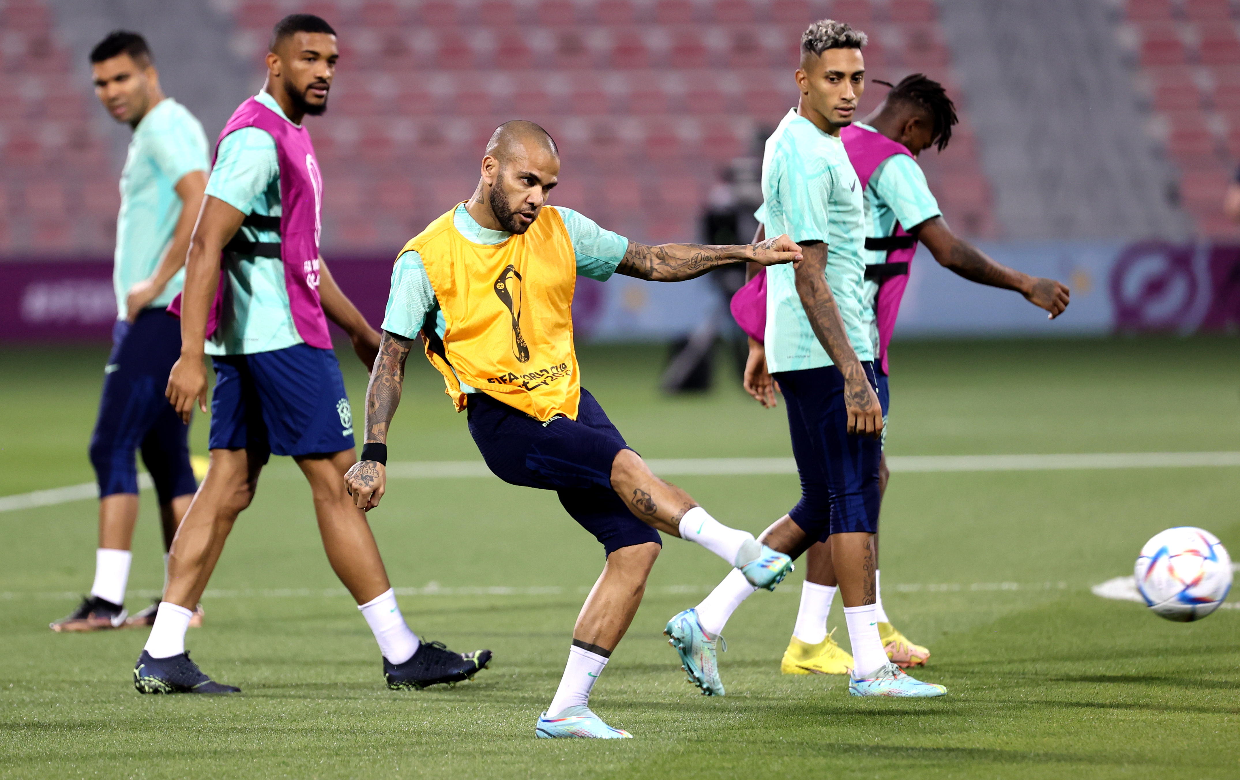 Doha (Qatar), 08/12/2022.- Dani Alves of Brazil and teammates during a training session of the Brazilian team in Doha, Qatar, 08 December 2022. Brazil will face Croatia in the quarter final of the FIFA World Cup 2022 on 09 December. (Mundial de Fútbol, Brasil, Croacia, Catar) EFE/EPA/ABEDIN TAHERKENAREH