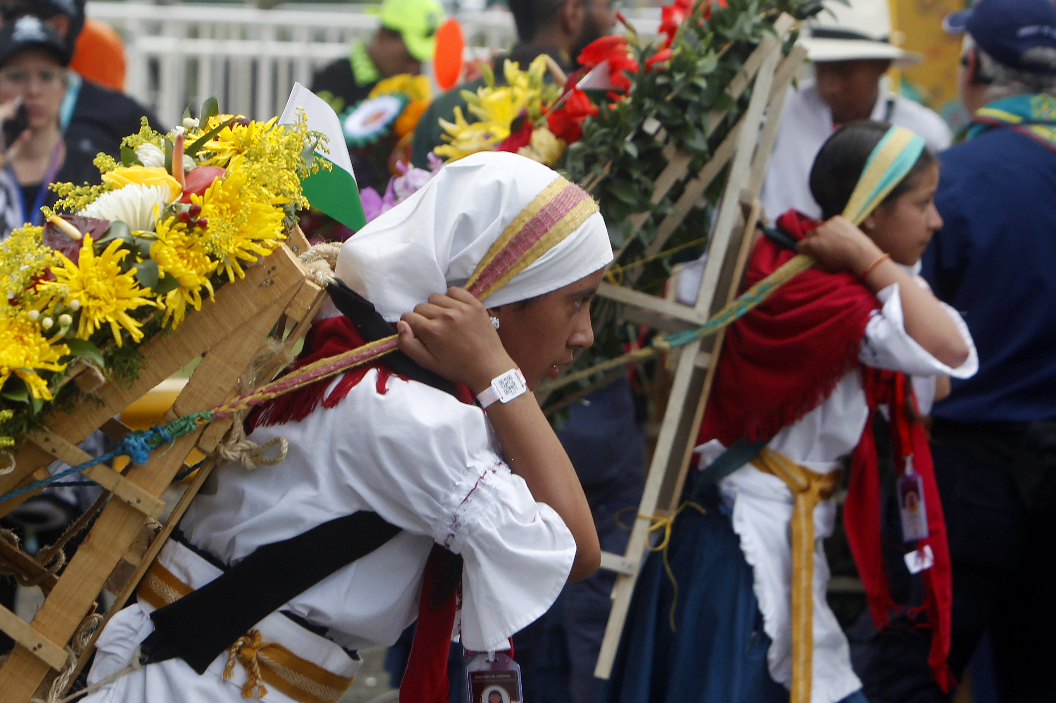 AME8856. MEDELLÍN (COLOMBIA), 07/08/2023.- Una niña silletera participa en la edición 66 del Desfile de Silleteros de la Feria de las Flores hoy, en Medellín (Colombia). Más de medio centenar de silleteros salieron este lunes de sus pintorescas fincas en el caserío de Santa Elena, donde nació hace 66 años esta tradición, para desfilar sus majestuoso arreglos florales y convertir a Medellín en un jardín como gran cierre de la Feria de las Flores. EFE/ Luis Eduardo Noriega A.