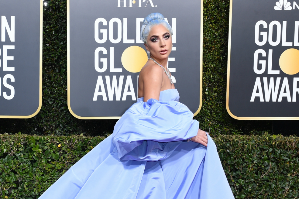Lady Gaga brilla en una alfombra roja de los Globos de Oro con sabor latino