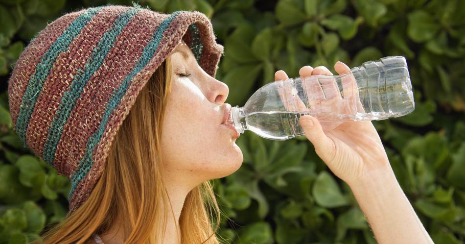 ¿Cuánta cantidad de agua debes tomar al día?