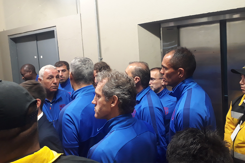 Las leyendas del Barca llegan al estadio. Stoichkov es el canoso del fondo.