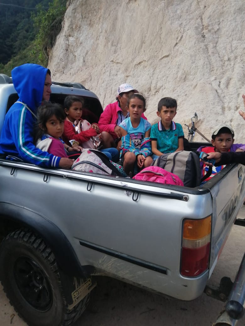 En carros particulares salieron desplazadas algunas familias.CortesíaA la fecha van 236 personas desplazadas.CortesíaAlgunas personas recogieronalimentos en las tiendas y en los restaurantes para las familias desplazadas.CortesíaEl alcalde de Ábrego pide apoyo del presidente Iván Duque para poder atender la crisis humanitaria que enfrentan las familias desplazadas. Tambiénexigió lapresencia del gobierno para evitar que las cifras de las víctimas aumenten.