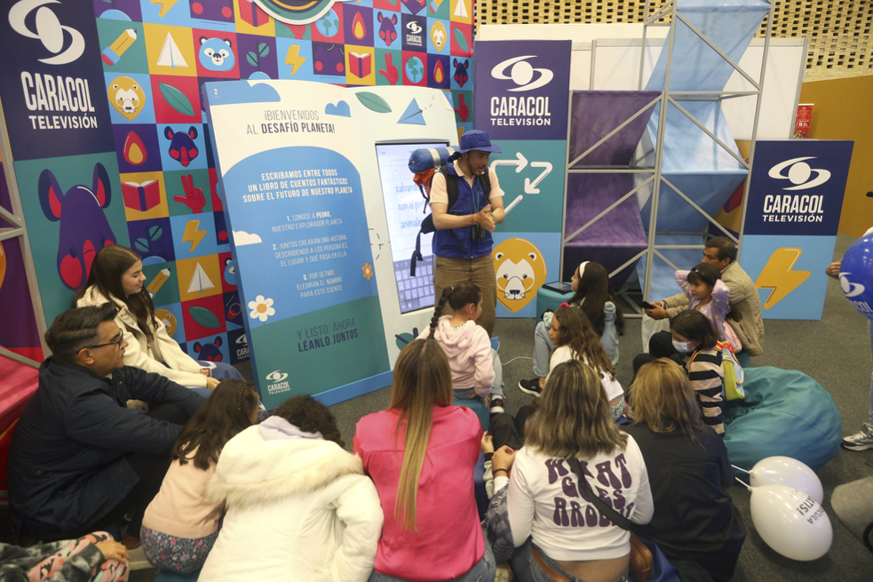 Stand Caracol Televisión en la Feria del libro