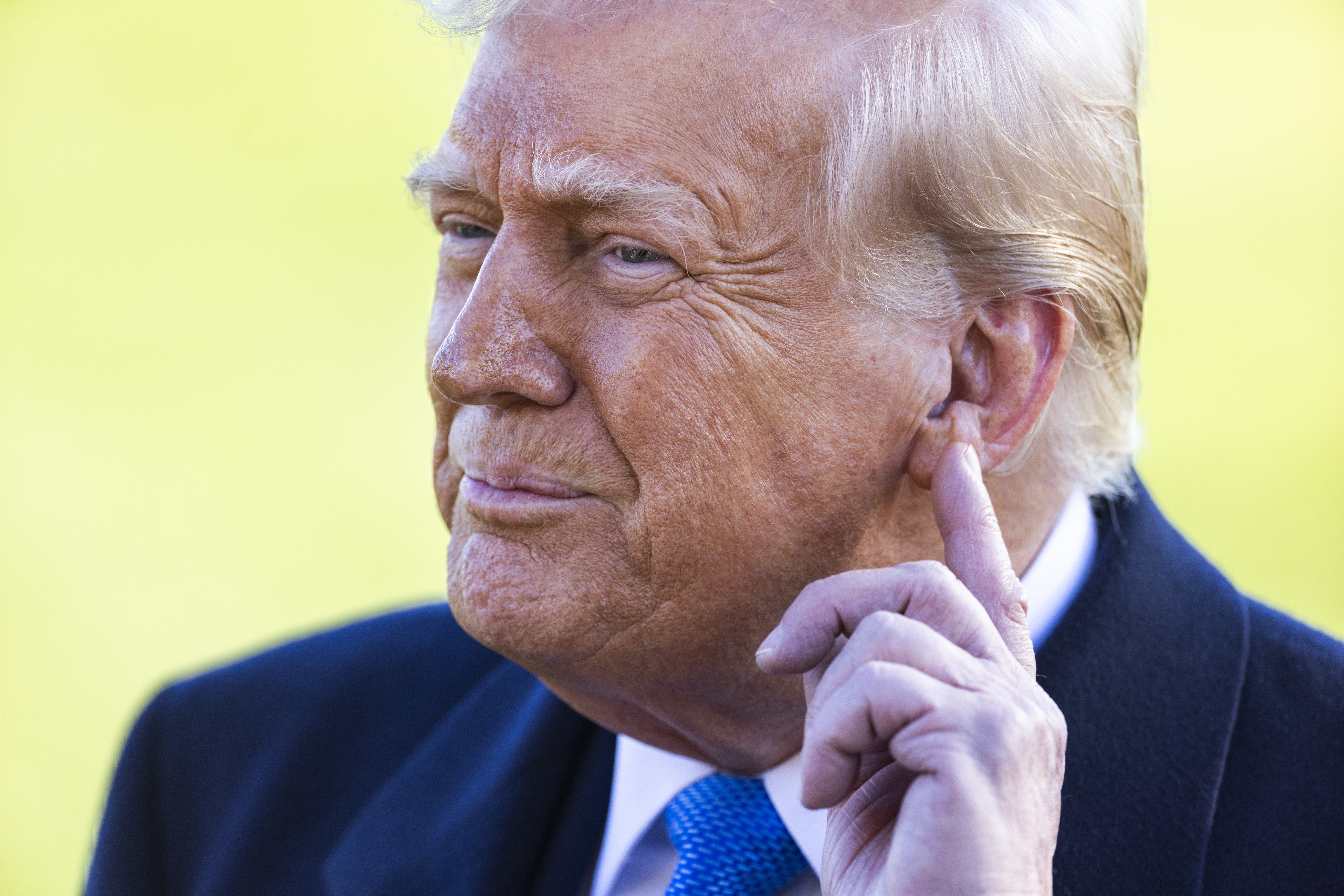 Trump revoca acceso a información clasificada para Biden, Harris y otros rivales