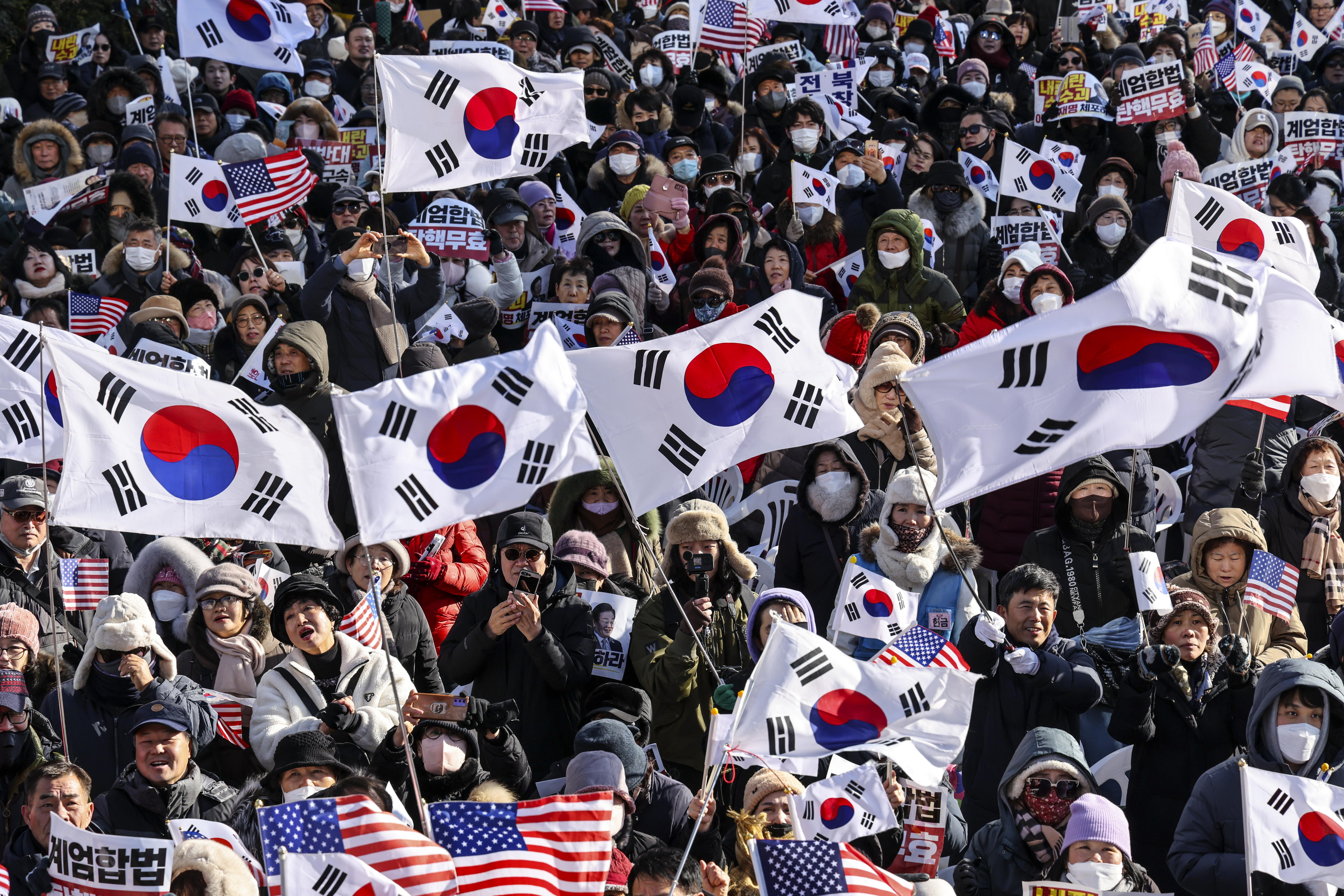 Seoul (Korea, Republic Of), 28/12/2024.- Thousand of supporters of South Korean President Yoon Suk Yeol take part in a rally against the impeachment of President Yoon and acting President Han Duck-soo in Seoul, South Korea, 28 December 2024. South Korea's parliament voted to impeach acting President Han just two weeks after lawmakers voted to impeach President Yoon. (Protestas, Corea del Sur, Seúl) EFE/EPA/HAN MYUNG-GU