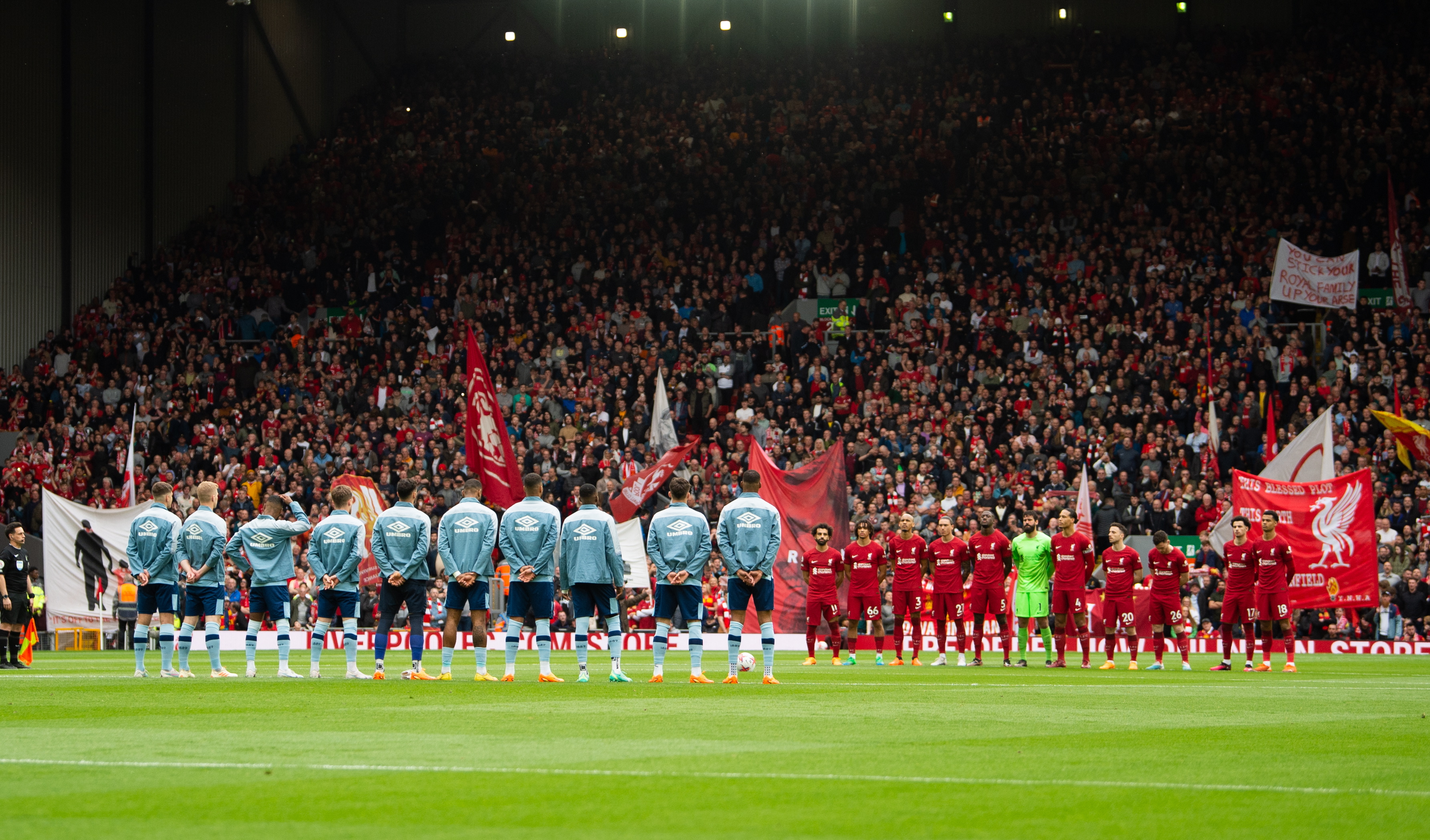 “God Save the King”, el himno fue abucheado en el partido de Liverpool