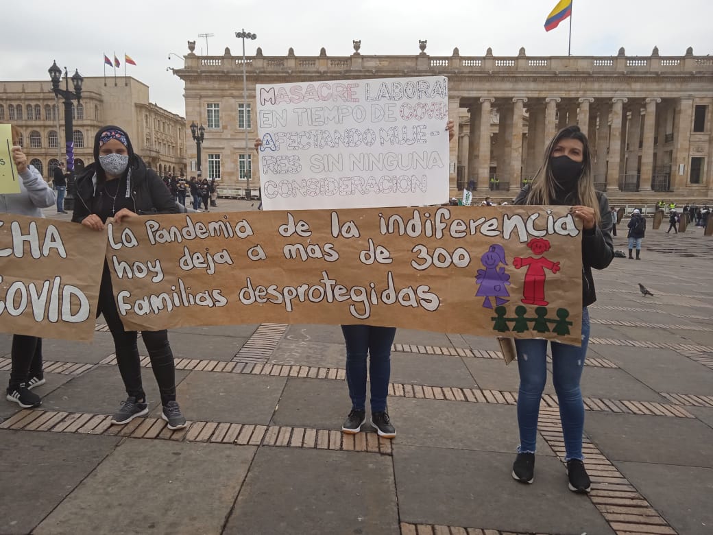 Funcionarias del Distrito protestaron en la Plaza de Bolívar.