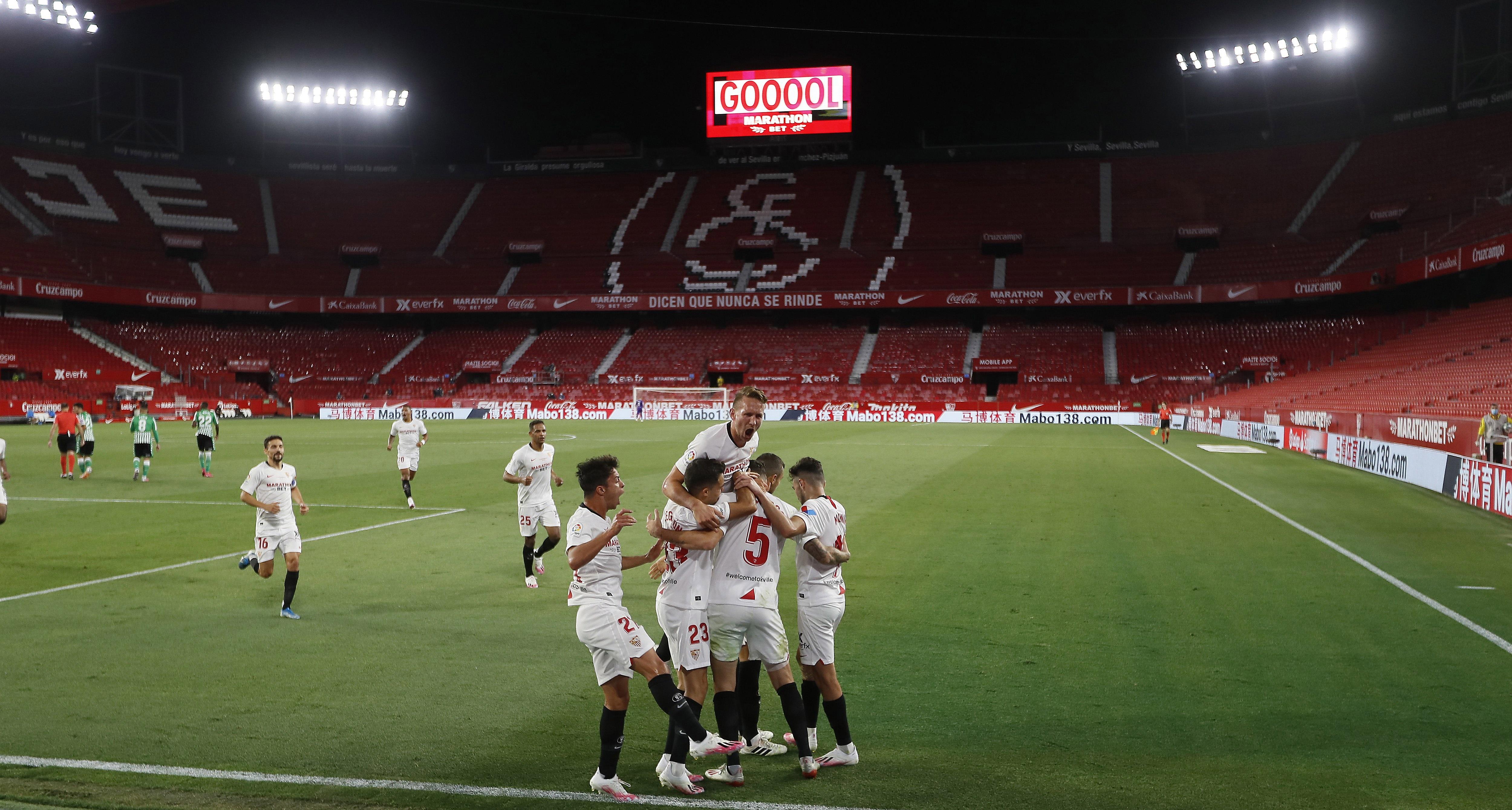 Los jugadores del Sevilla celebran el primer gol ante Betis, por la fecha 28 de LaLiga de España.