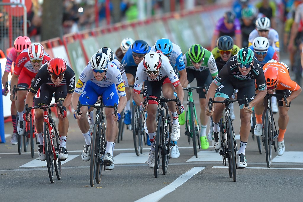 Vuelta a España: Sam Bennett es descalificado y Pascal Ackermann gana la etapa 9