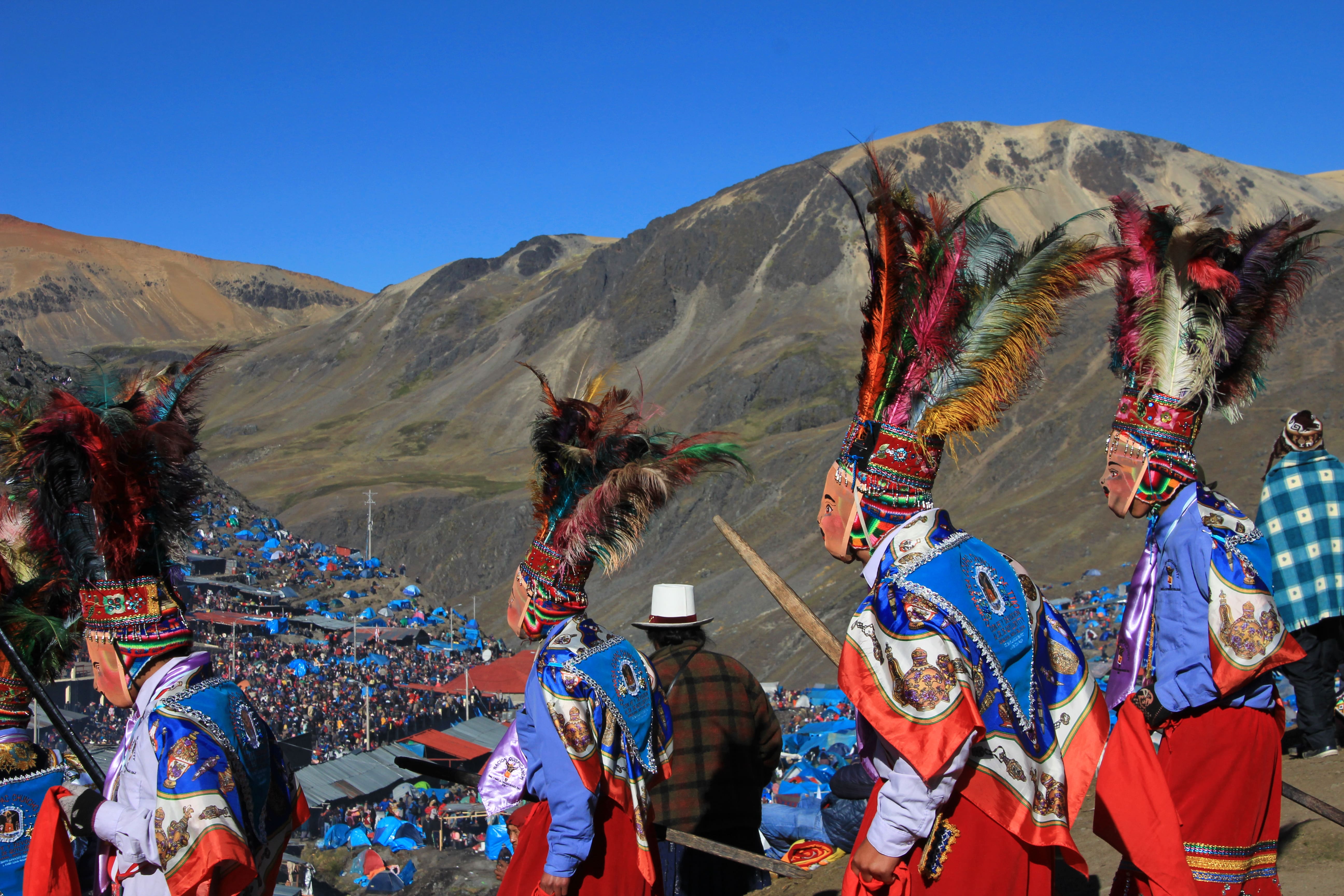 Los asistentes se transportan a través del tiempo en la legendaria explanada de Sacsayhuamán para presenciar un evento lleno de misticismo y significado.