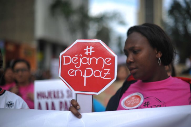 Muchas mujeres han expresado que se sienten violentadas por los piropos callejeros. / Foto: Gustavo Torrijos - El Espectador