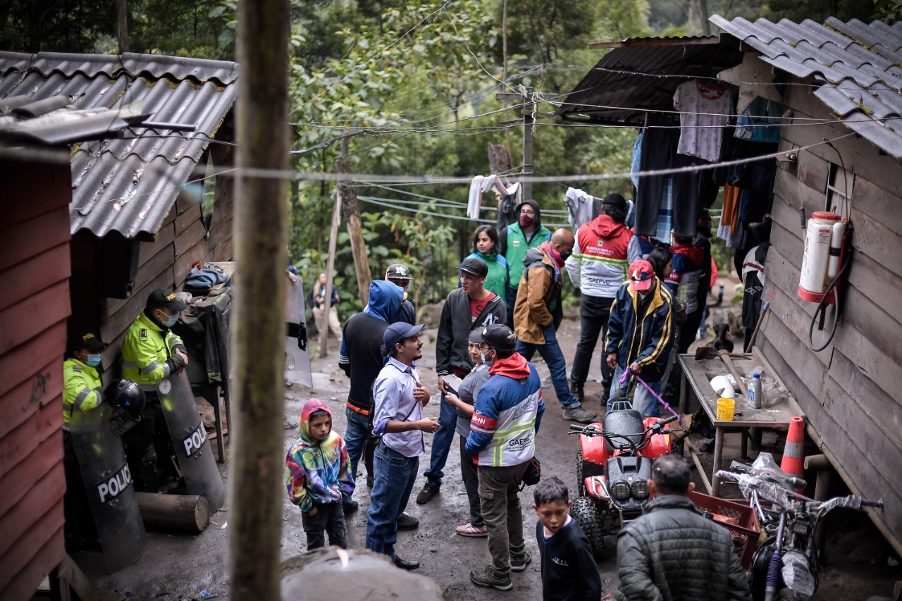 Adicionalmente, se presentaron protestas de la comunidad que llevan cerca de 30 años habitando en la zona.