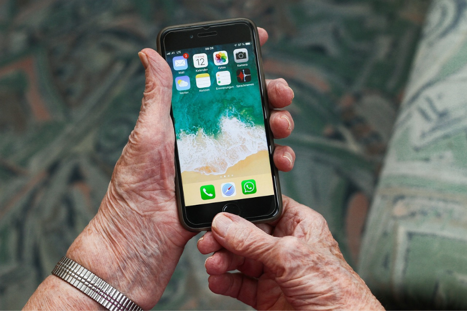 5 celulares que son la mejor opción para los adultos mayores