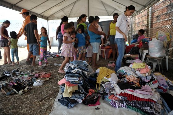Entrega de ayuda humanitaria para colombianos deportados en un albergue de Cúcuta. / Óscar Pérez - El Espectador