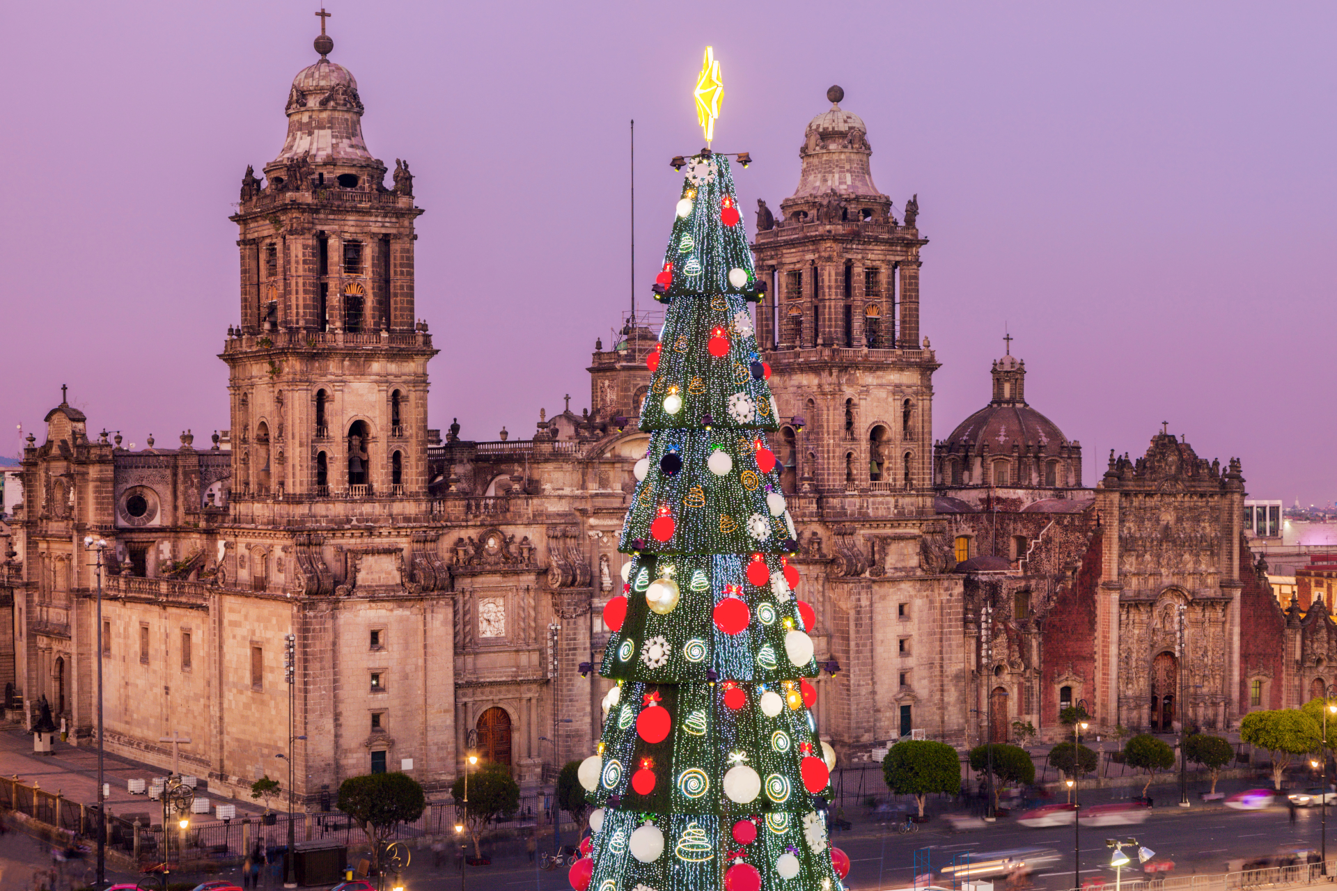En Ciudad de México, uno de sus iconos más entrañables es el árbol monumental del Zócalo, con la imponente Catedral Metropolitana a sus espaldas. El árbol, uno de los más bonitos del mundo, hace que el centro histórico sea todavía más espectacular que de costumbre. Incluso en años anteriores, se montó una pista de hielo en las inmediaciones. Experiencia navideña al completo, incluso con altas temperaturas.